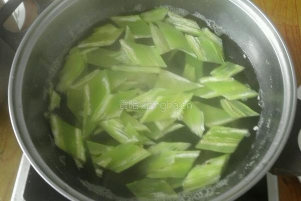 凉拌洋葱莴笋的做法图解2