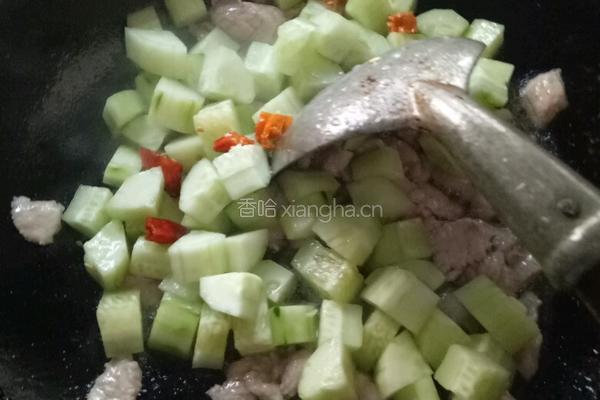 黄瓜炒肉的做法图解3