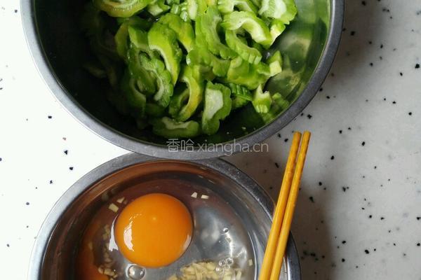 苦瓜煎蛋的做法图解1