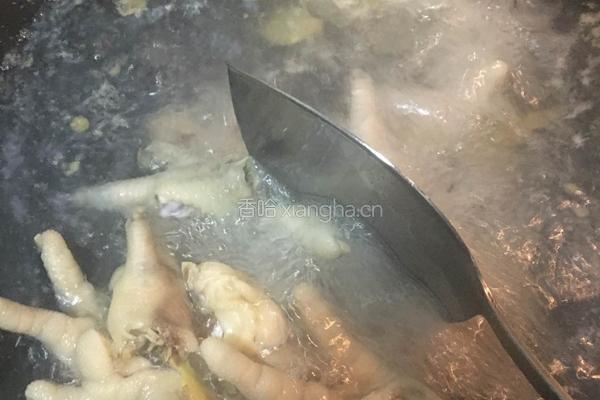 剁椒土豆鸡爪的做法图解1