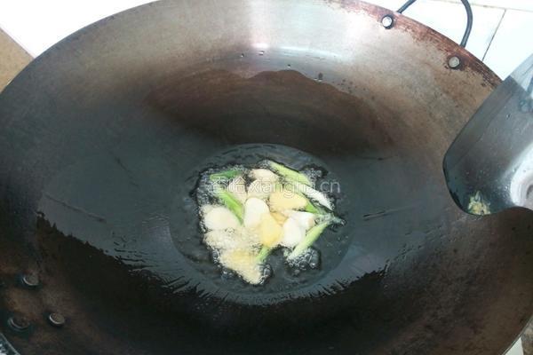 毛豆米烧鸡腿的做法图解3