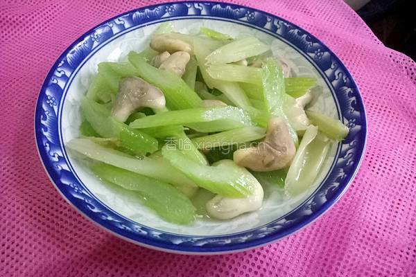 西芹炒菱角的做法图解8