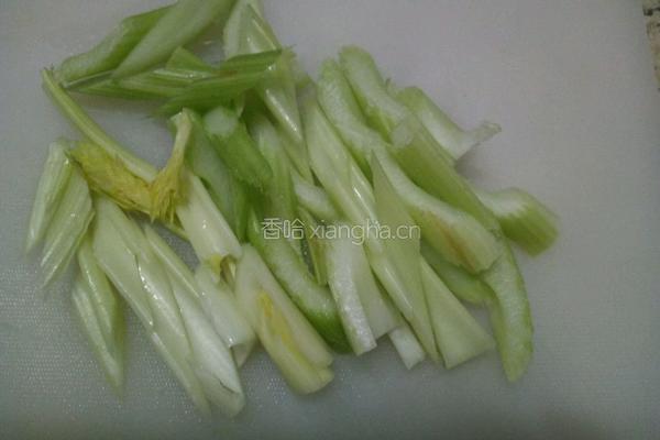 西芹炒菱角的做法图解2