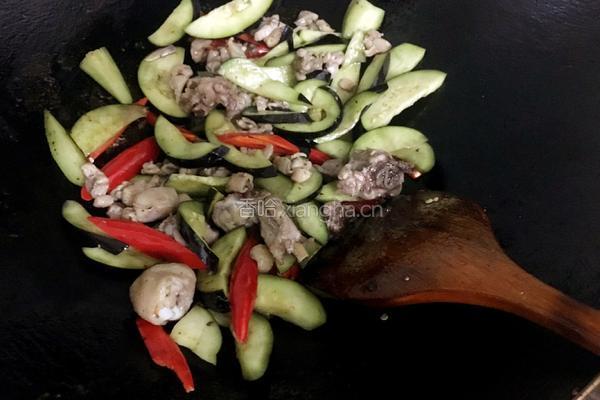 鸡腿肉烧茄子的做法图解6