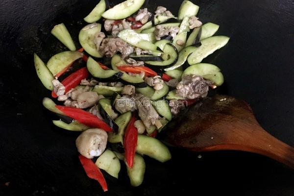 鸡腿肉烧茄子的做法图解7