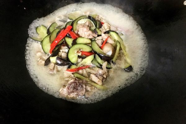 鸡腿肉烧茄子的做法图解8