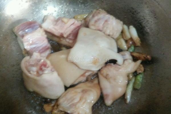 猪蹄焖花生的做法图解6