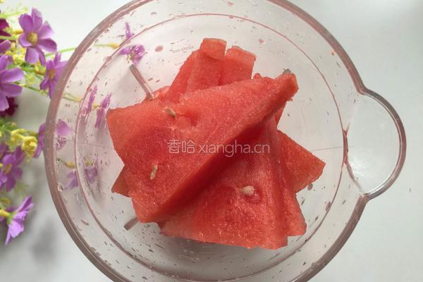 鲜榨西瓜汁的做法图解3