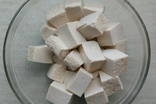 香菇肉末豆腐的做法图解1