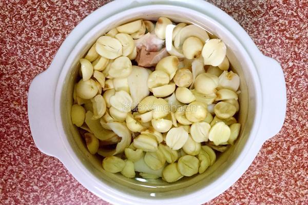 莲子炖猪心的做法图解4