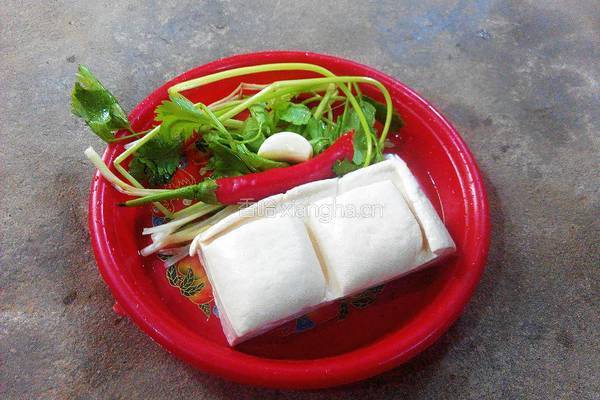 芹菜豆腐的做法图解1