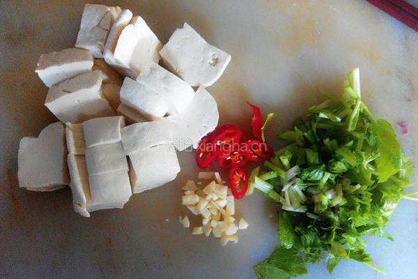 芹菜豆腐的做法图解2
