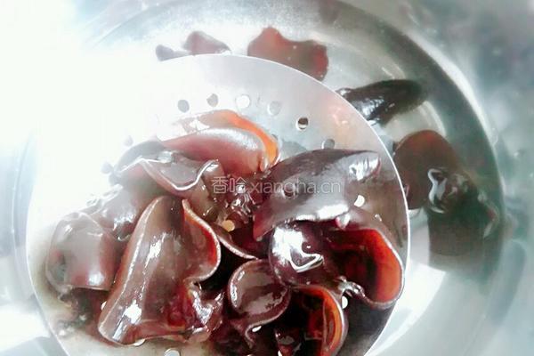 胡萝卜木耳炒鸡蛋的做法图解3