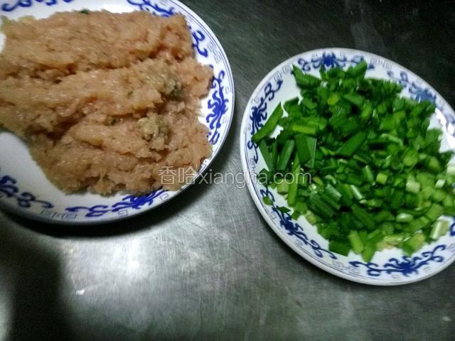 把鸡脯肉跺碎，韭菜切碎备用。