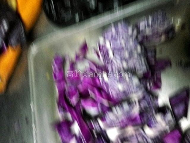 紫甘蓝切碎备用。