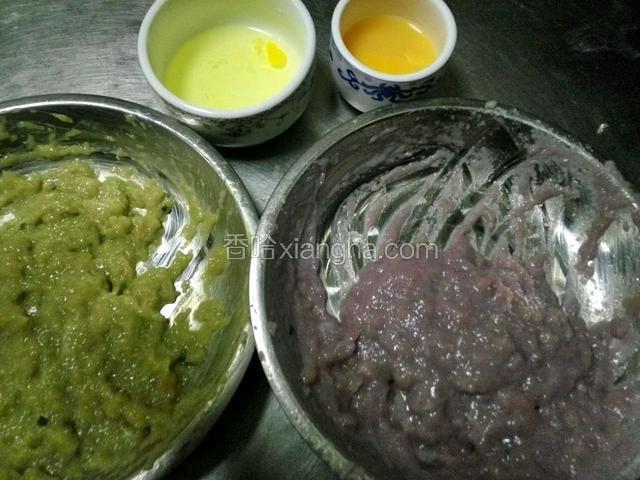 两种馅各打入蛋清，戴上水套顺时针打上劲。