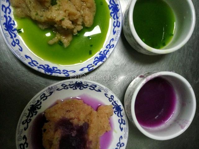 鸡肉馅分两半，一部分加甘蓝汁，另一部分加韭菜汁。但菜汁各用一半，留一半备用。