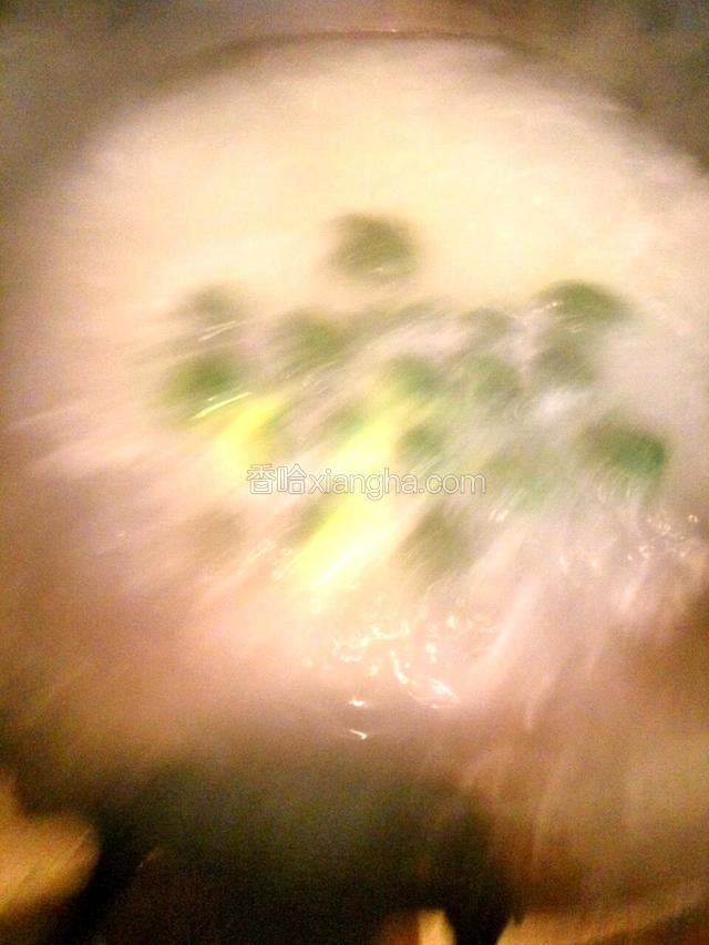 锅中水烧开，用手挤丸子（两种丸子），分开放。