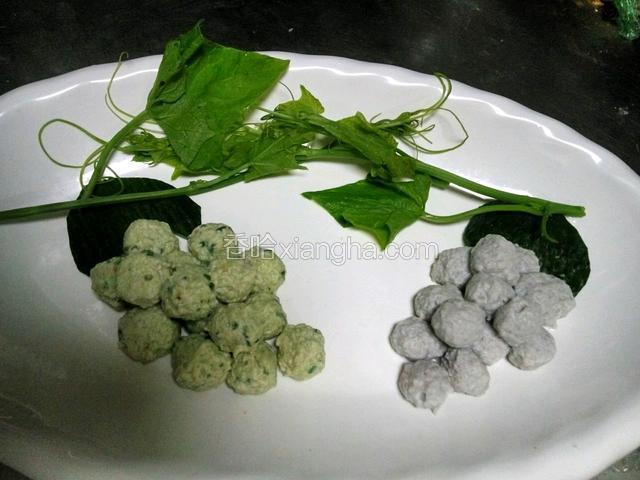 把丸子摆成葡萄造型。