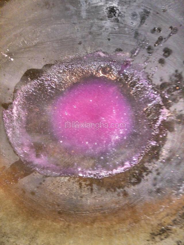 取锅倒入紫菜汁，加白糖，白醋，湿淀粉勾芡盛起待用。另取一锅把韭菜汁用同样的方法勾芡待用。