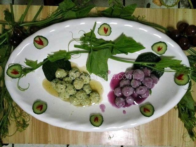 把菜汁浇在丸子上。