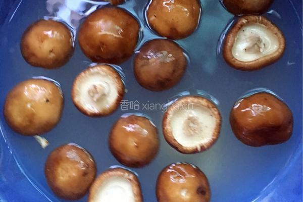 香菇炒腊肉的做法图解3