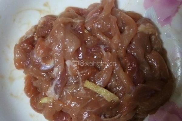 京酱肉丝饼皮卷的做法图解2
