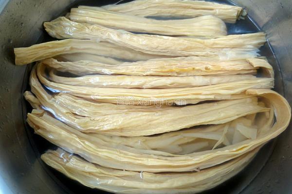 腐竹金针菜鱼汤的做法图解1