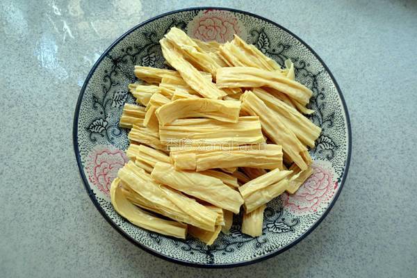 腐竹金针菜鱼汤的做法图解2