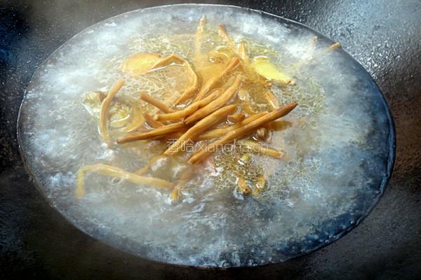 腐竹金针菜鱼汤的做法图解7