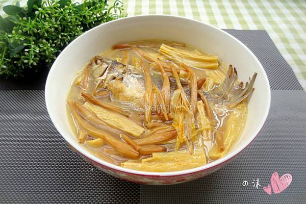 腐竹金针菜鱼汤的做法图解9