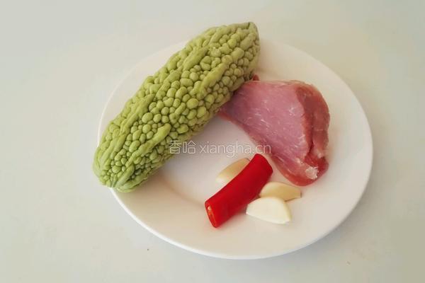 苦瓜肉片的做法图解1