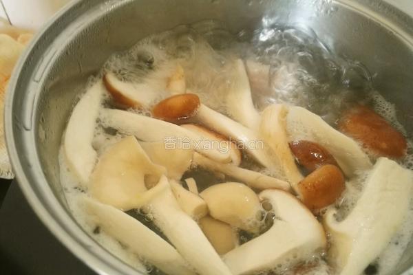 猪肚菇三鲜汤的做法图解5