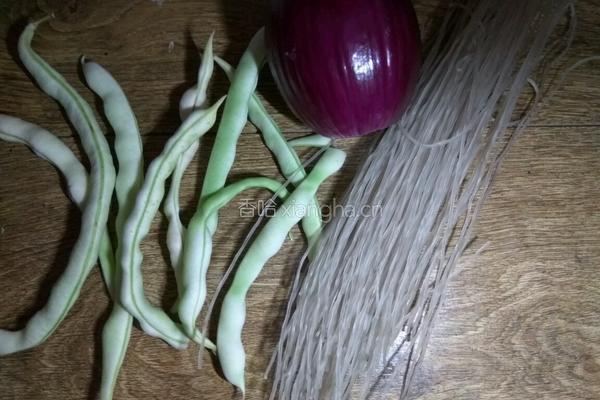 豆角炖粉条的做法图解1