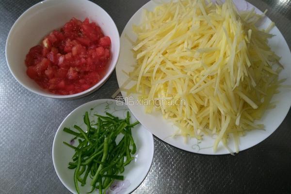 土豆丝炒西红柿的做法图解1