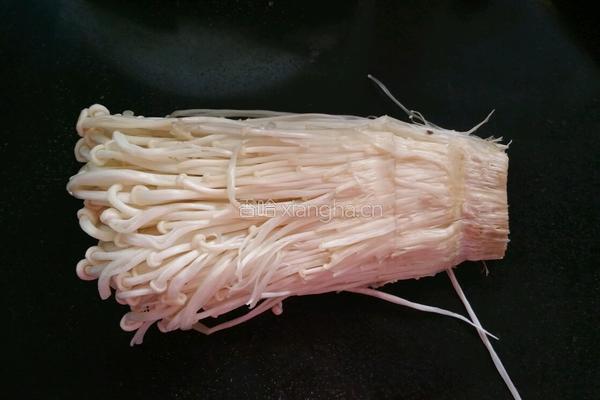 金针菇炒肉片的做法图解1