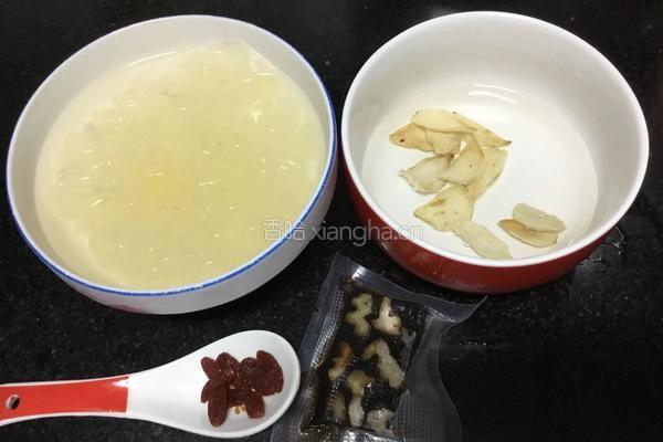 阿胶银耳羹的做法图解1