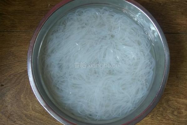 凉拌银耳粉丝的做法图解1