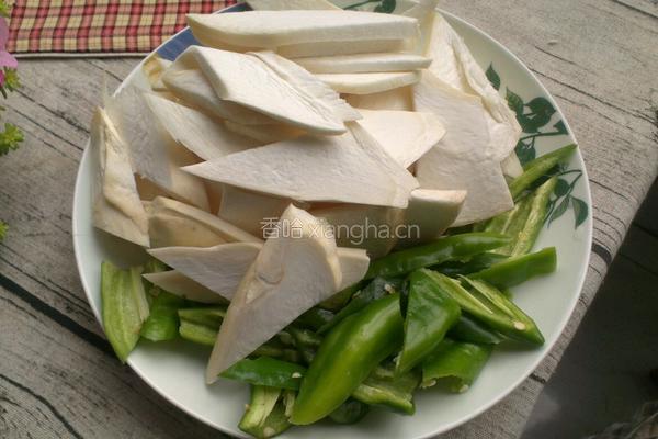 青椒鸡腿菇的做法图解2