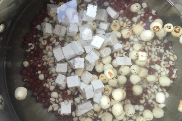 红豆莲子茯苓汤的做法图解5