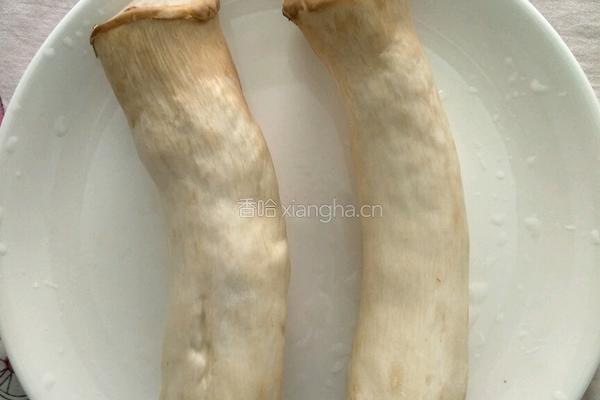 花刀鸡腿菇的做法图解1