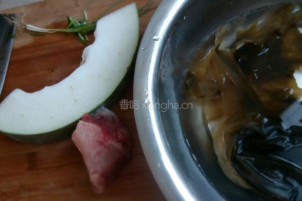 冬瓜海带瘦肉汤的做法图解1