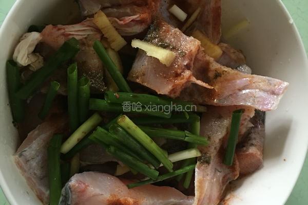 香辣鱼块的做法图解2