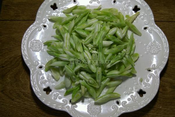 清炒扁豆的做法图解1