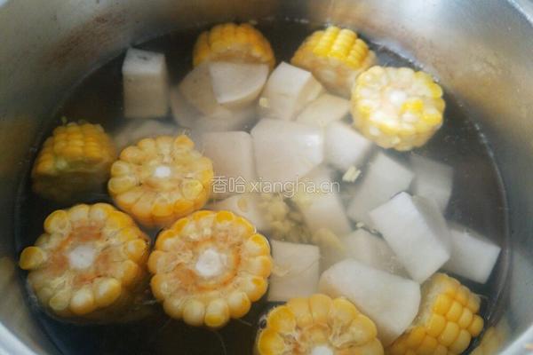 萝卜玉米汤的做法图解4