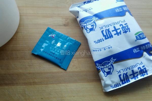 酸奶酪的做法图解1