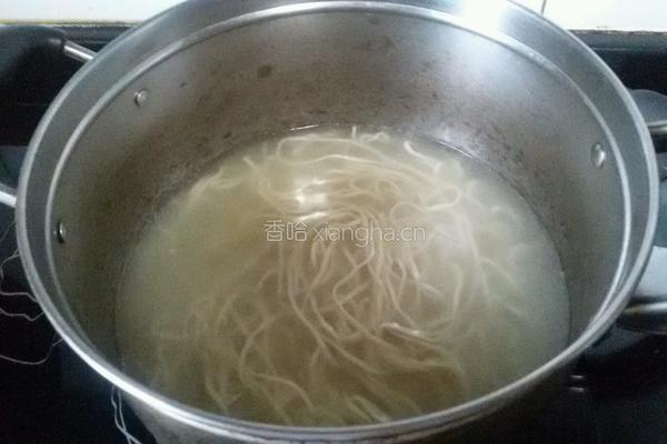 老干妈鸡蛋炒面的做法图解1