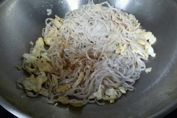 老干妈鸡蛋炒面的做法图解7