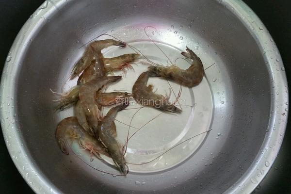 麦片虾的做法图解1