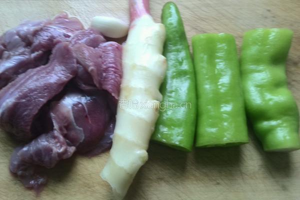 青椒炒鸭肉的做法图解1